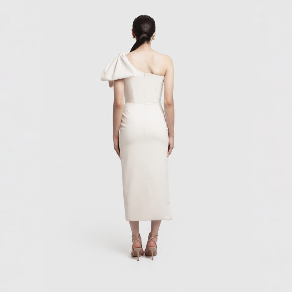 Bow Down Midi Dress in Ivory - Imagen 3